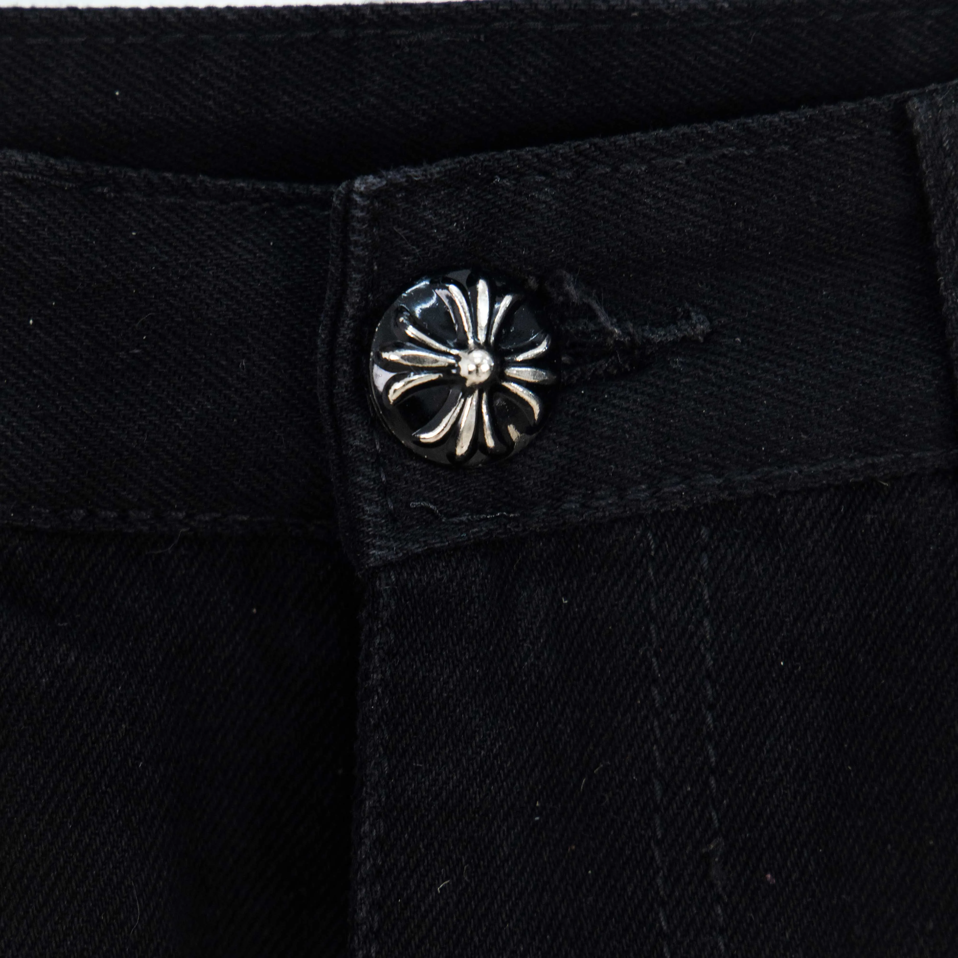 P240 Chrome Hearts black denim jeans with purple leopard print. CH jeans need to be washed and then disassembled and hand-stitched with sheepskin cross leather and then spliced ​​together. The whole piece has too many craftsmanship to explain. The patchwork cross pattern is embellished, and the high-waisted washed jeans! ! Absolutely high-end luxury products, god-level single products and super popular products, made with top heavy industry, a must-see magic weapon. Customized hardware. The fabric is thick and soft after washing. It has good breathability. Customized small leather label. Unique design. The details are simple and elegant, and the workmanship is exquisite. The entire trousers are neatly routed and the details are in place! It’s so cool that both men and women can easily control the genderless trend! Style number: 1798# Color: black Size: 28 30 32 34 36